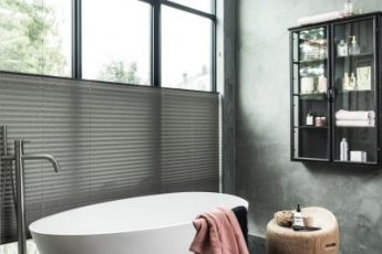 Zwarte plisségordijnen badkamer