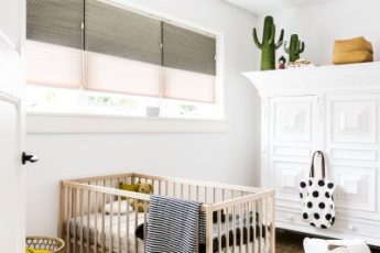 Grijze plisségordijnen babykamer