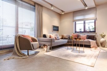 Witte jaloezieën in beige kamer