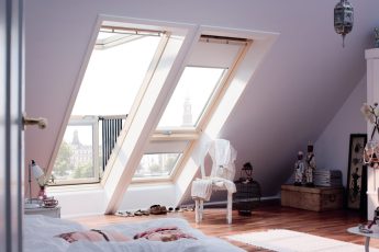 Velux binnenzonwering in paarse slaapkamer