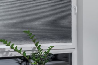 Zwarte plisségordijn