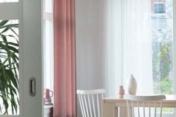 Roze gordijn en witte inbetweens