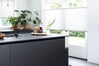 Witte jaloezieën in keuken