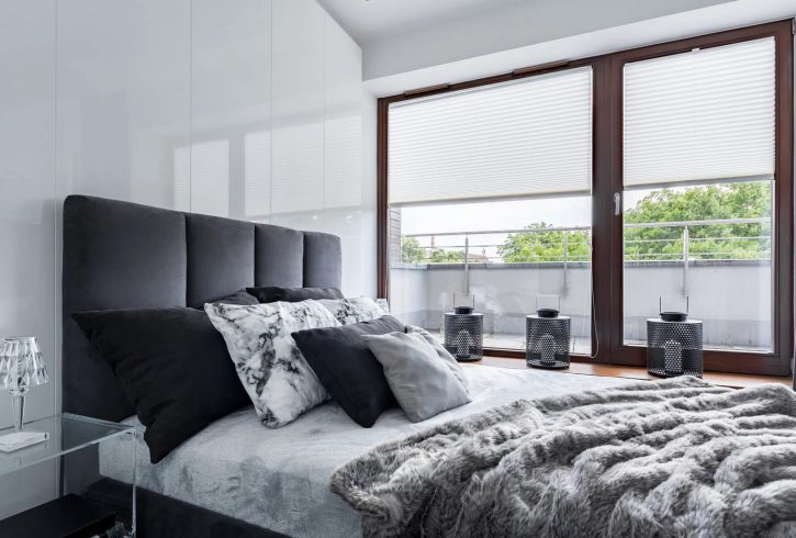Witte plisségordijnen slaapkamer