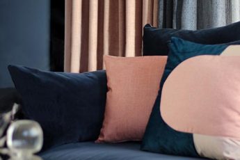 Bruine gordijnen achter bank