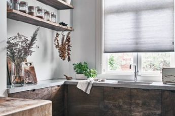 Plisségordijnen zwart in keuken