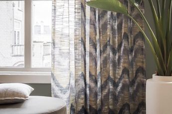 Zwart-bruine inbetween met patroon