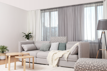 Witte gordijnen met grijze inbetweens