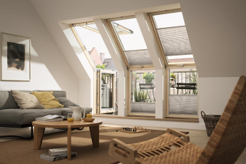 Zwarte plisségordijnen voor dakraam