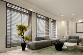 Zwarte jaloezieën in woonkamer