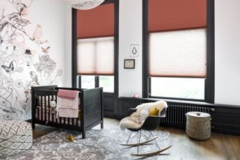 Binnenzonwering rood bij babykamer