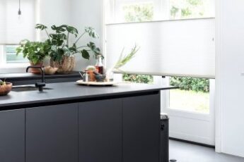 Witte zonwering binnen bij keuken