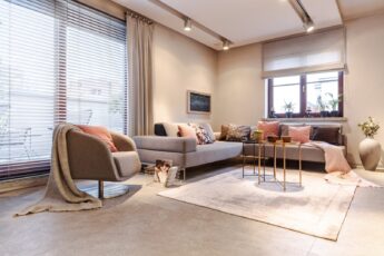 Binnenzonwering in beige kamer