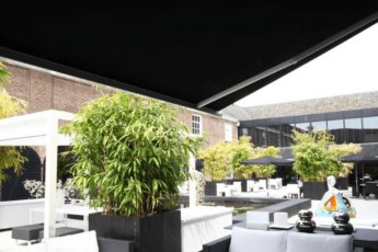 Buitenzonwering zwart overkapping