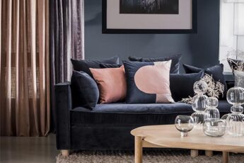 Bruine gordijnen bij bank