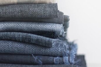 Gordijnstoffen blauw opgestapeld