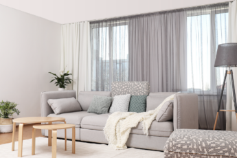 Grijze en witte gordijnen bij woonkamer