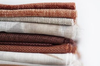 Gordijnstalen rood opgestapeld