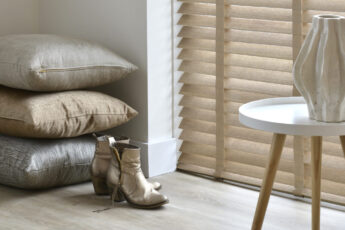 Houten jaloezieën binnen