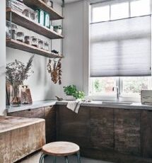 Binnenzonwering grijs in keuken